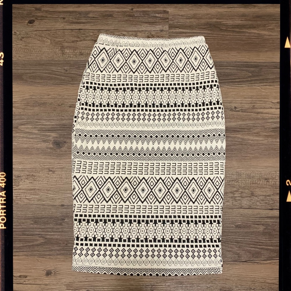 Lovely Day Black & White Patterned Bodycon Skirt Size Medium - Picture 1 of 8